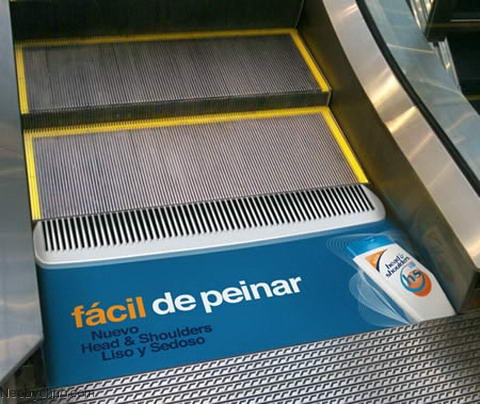 Необычная реклама на эскалаторе