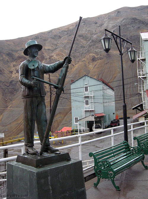 памятник бронзовый шахтер в шляпе