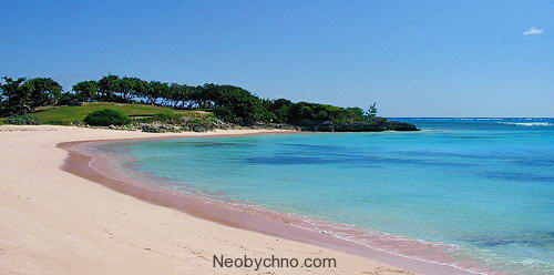 Пляж с розовым песком на острове Харбор
