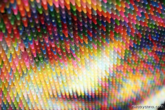 Детали мозайки из восковых карандашей