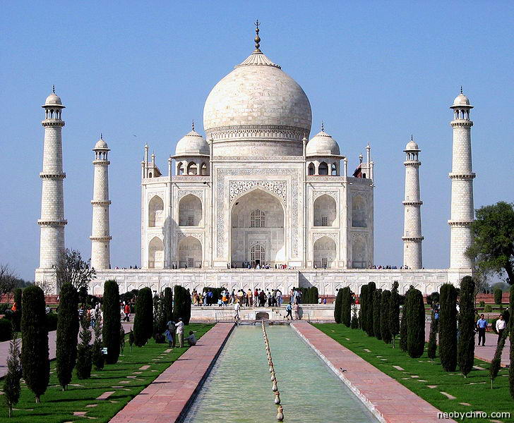 728px-Taj_Mahal_in_March_2004