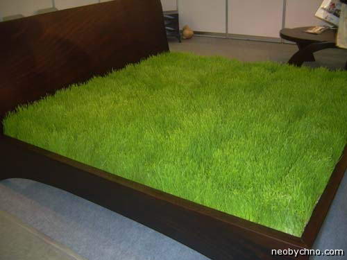 кровать с зеленой травкой