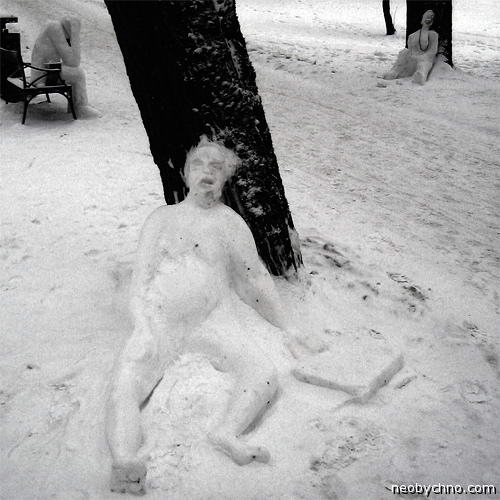 Шведские снеговики отдыхают в парке