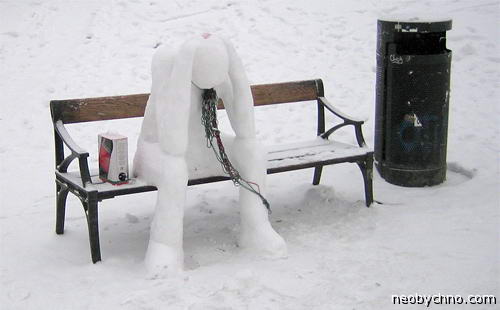 Пьяная снежная баба на скамейке