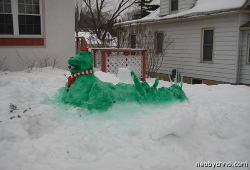 Динозавр из снега