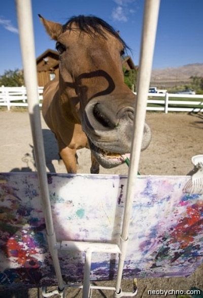 Конь рисует картину