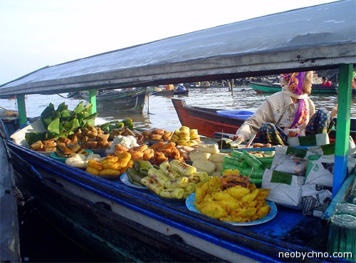 Плавучий рынок на реке Барито